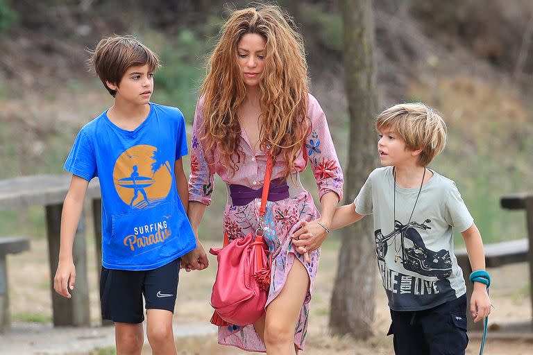 Photo ©2022 13JNTH/Lagencia Press

PREMIUM EXCLUSIVE 

Singer Shakira is seen with her kids for the first time after Pique’s pics kissing new girl. A source close to Shakira has reportedly claimed that the pop sensation was left very angry with Pique's public display of affection. The duo had reportedly made a pact that neither would appear in public with their partners during the first year since their separation. Shakira has found in her two children her refuge and her best medicine in this difficult personal moment she is going through.****

La cantante Shakira es vista con sus hijos por primera vez después de las fotos de Piqué besando a una chica nueva. Una fuente cercana a Shakira afirmó que la cantante se quedó muy enojada con la muestra pública de afecto de Piqué. Según los informes, el dúo había hecho un pacto de que ninguno de los dos aparecería en público con sus parejas durante el primer año desde su separación. Shakira ha encontrado en sus dos hijos su refugio y su mejor medicina en este difícil momento personal que atraviesa.