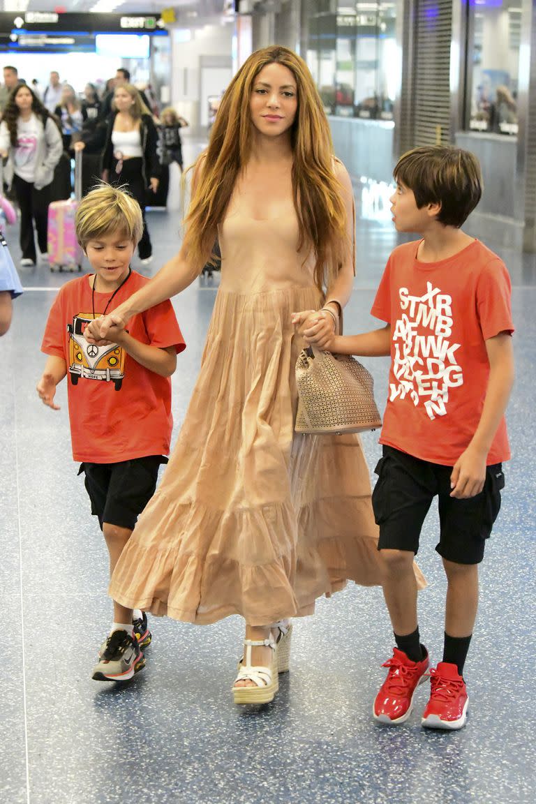 Shakira junto a Sasha y Milan, sus hijos fruto de su matrimonio con Gerard Piqué, caminando de la mano en el aeropuerto en Miami