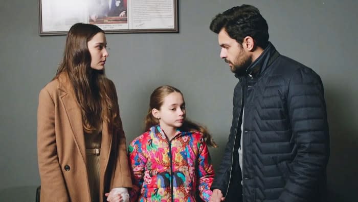 En Hicran: en busca de mi hija Elçin İrem Zehra compartió protagonismo con Berk Bakioğlu , su actual compañero de Hermanos