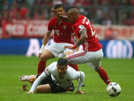 Football Soccer - Bayern Munich v FC Ingolstadt 04 - German Bundesliga - Allianz-Arena, Munich, Germany - 17/09/16 Bayern Munich's Arturo Vidal and Ingolstdadt's Mathew Leckie in action. REUTERS/Michael Dalder