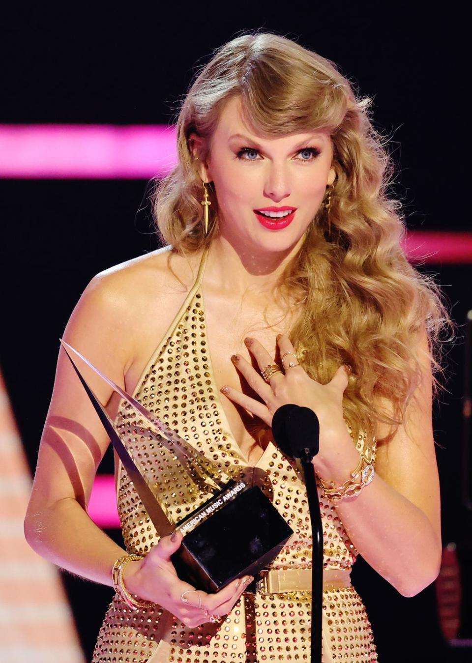 taylor swift at the 2022 american music awards