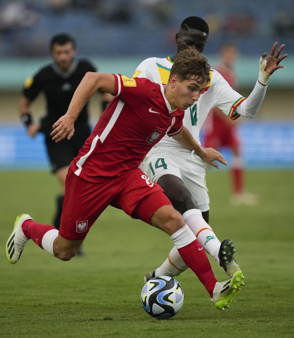 Karol Borys, de Polonia, en una escena del encuentro ante Senegal, por el Mundial Sub 17 de Indonesia