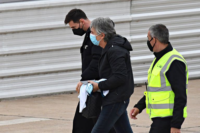 Lionel Messi junto a su padre Jorge. Quien también es su representante habría tenido una reunión esta mañana con el presidente del Club, Joan Laporta, y algún conflicto puso un freno en la negociación