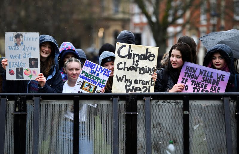 La gente sostiene carteles durante una protesta juvenil por el clima en Bristol, Reino Unido