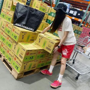 ▲李千那搬整箱無糖綠茶。（圖／李千那IG）