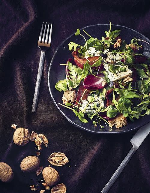 Salade d'hiver aux croûtons, noix et bacon