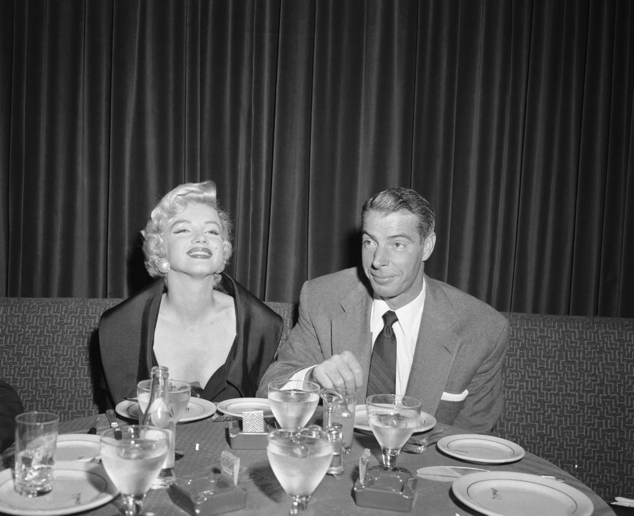 Marilyn Monroe and Joe DiMaggio Dining (Bettmann Archive / Getty Images )