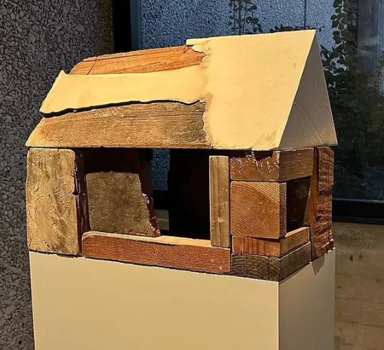 House a Go Go, la primera escultura de Brad Pitt