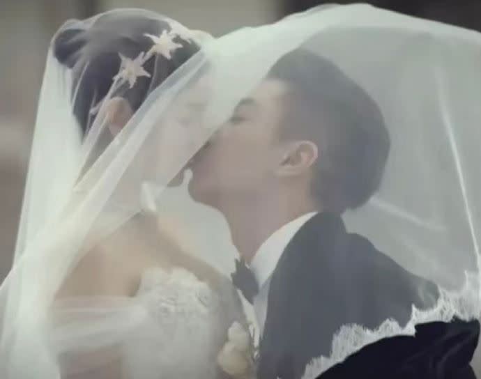 陳妍希和陳曉結婚時的頭紗吻讓許多人羨慕。（圖／翻攝自微博）