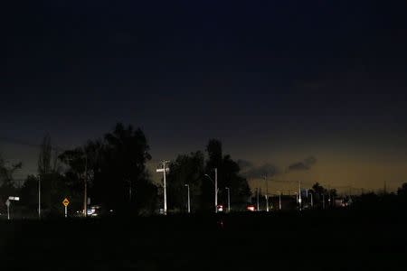 A main road is seen during a blackout, after an earthquake hit Chile's central zone, in Santiago, August 23, 2014. REUTERS/Ivan Alvarado