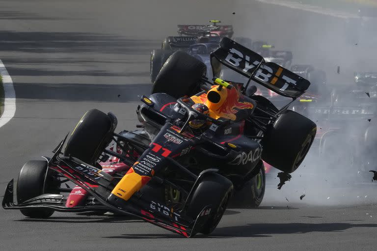 El mexicano Sergio Checo Pérez se engancha con Charles Leclerc y levanta vuelo; 811 metros duró la ilusión del tapatío en la carrera en su país