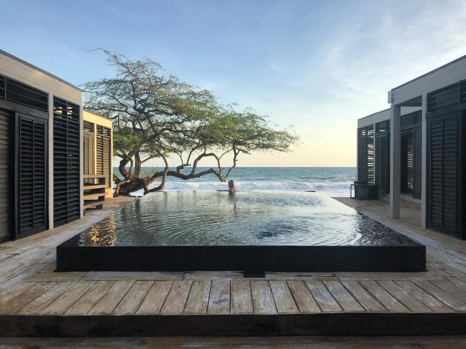 <p>Se trata de un alojamiento ecológico construido exclusivamente con materiales locales. A apenas unos metros de la playa, desde su terraza y su piscina se pueden contemplar una espectacular panorámica del océano Pacífico. (Foto: Instagram / @caseoftheryans). </p>