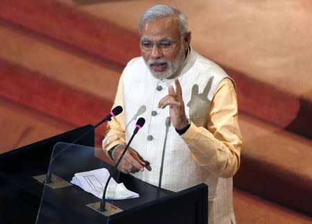 Prime Minister Narendra Modi addresses Sri Lanka's parliament in Colombo, March 13, 2015. REUTERS/Dinuka Liyanawatte