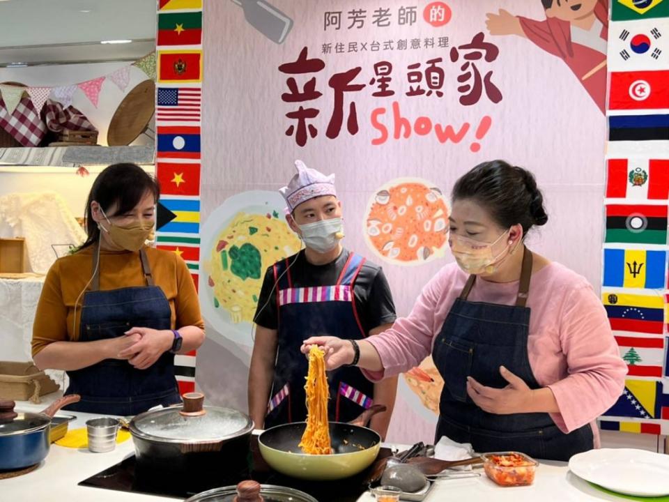 新竹市副市長(左1)阿芳老師(右1)與新住民壽男共同製作「韓式烤肉炒米粉」。(記者曾芳蘭攝)