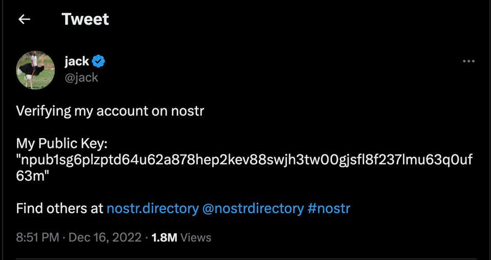 Jack Dorsey tuiteando su clave pública de Nostr.  Dorsey monta un avestruz, el símbolo de apoyo a la mascota de la comunidad de Nostr, "Nostrich".