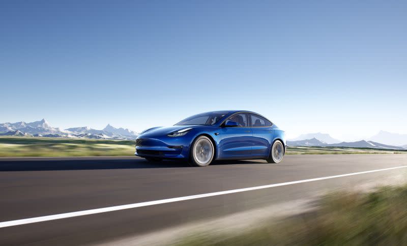 ▲新光三越會員回娘家，扣100點skm points週週抽「Tesla Model 3電動車」，價值逾179萬元，限量6台，2022年12月已抽出2台。（圖／新光三越提供)