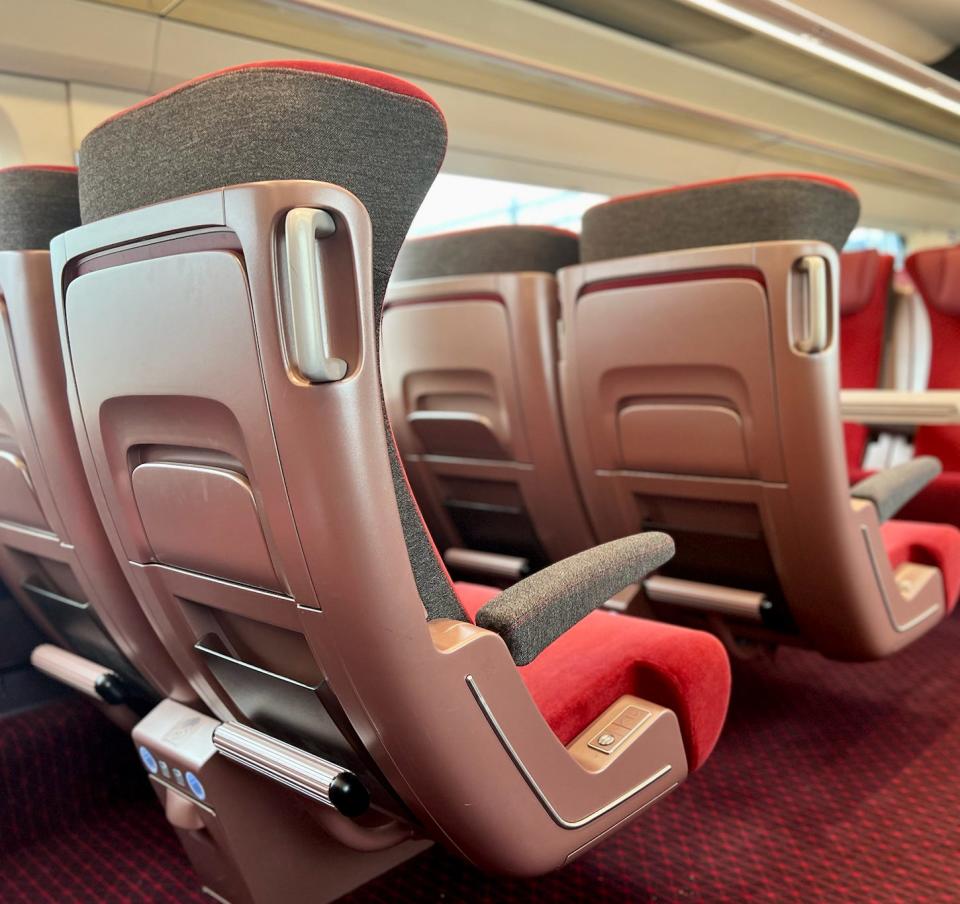 Forward-facing first class seats on a Thalys train.