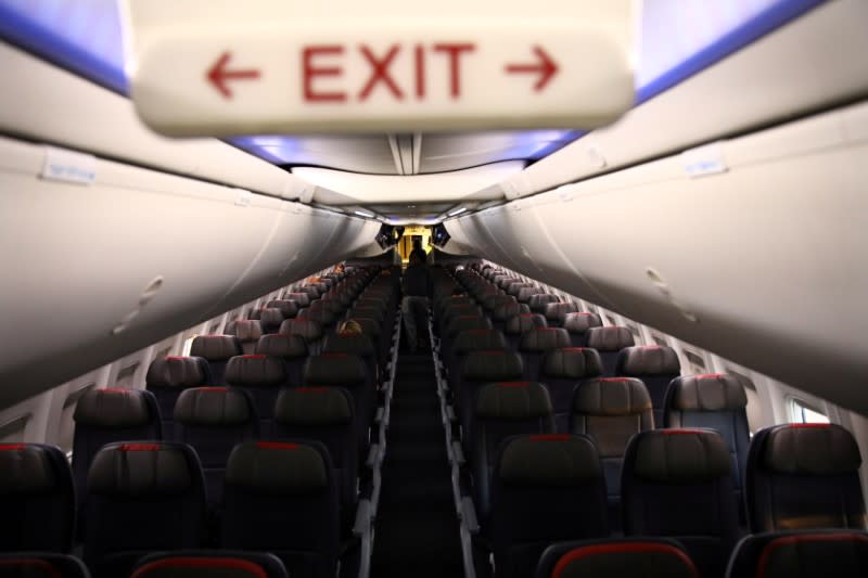 FOTO DE ARCHIVO: Filas de asientos vacíos de un avión de American Airline durante un vuelo entre Washington DC y Miami