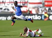 <p>Fußballspieler Deiver Machado Mena (l.) vom Verein Millonarios FC springt beim Florida Cup in Orlando über Jonatan Maidana von River Plate. (Bild: John Raoux/AP) </p>