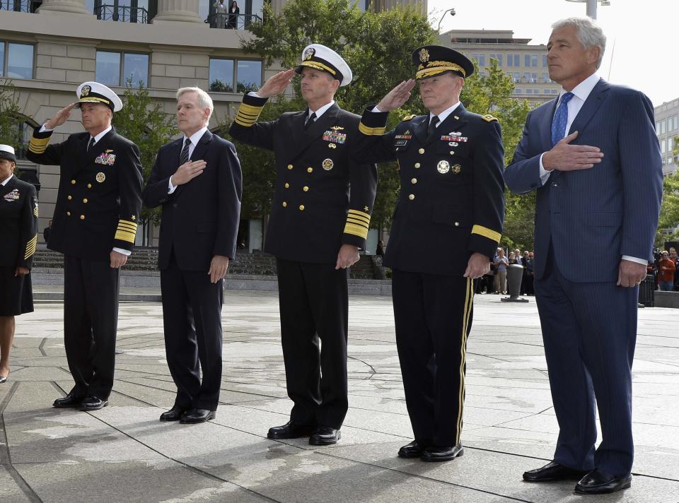 Military leaders lay a wreath at US Navy Memorial in Washington to honor Navy Yard victims