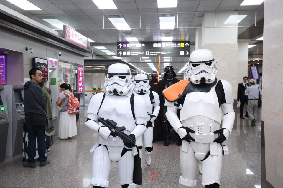 今天5月4日國際星戰日，大批星戰迷化身片中角色，現身松山機場走秀。翻攝松山機場臉書
