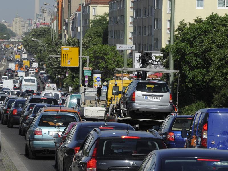 Stau in Berlin: Jahrzehntelang wurde die Verkehrsplanung auf Autos ausgerichtet. Foto: Bernd Settnik/Archiv