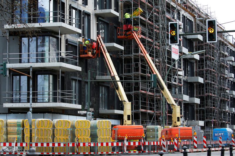 Trabajadores son vistos en un sitio de construcción para un edificio residencial, en Berlín, Alemania