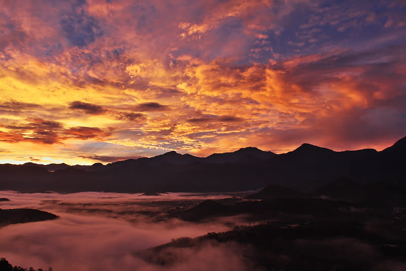 金龍山日出美景(Photo Credit: Mark 高維隆@Flickr, License: CC BY 2.0，圖片來源：https://www.flickr.com/photos/67415843@N05/7948848674/)