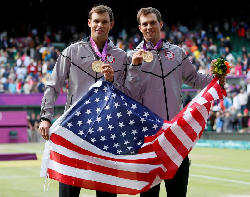 Foto de archivo de los hermanos Bob Bryan (D) y Mike Bryan celebrando tras ganar el oro en dobles en los Juegos Olímpicos de Londres