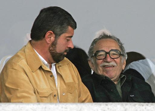 El escritor colombiano Gabriel Garcia Marquez (D) conversa con el rector de la Universidad Autónoma de México (UNAM) Juan Ramón de la Fuente, durante el partido de fútbol entre Pumas y Toluca, el 06 de febrero de 2005 en Ciudad de México (AFP | Omar Torres)