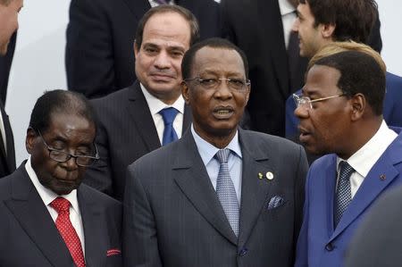 (L to R) Zimbabwe's President Robert Mugabe, Egyptian President Abdel Fattah el-Sisi (back), Chad's President Idriss Deby, and Benin's President Thomas Boni Yayi pose pose for a family photo during the opening day of the World Climate Change Conference 2015 (COP21) at Le Bourget, near Paris, France, November 30, 2015. REUTERS/Martin Bureau/Pool