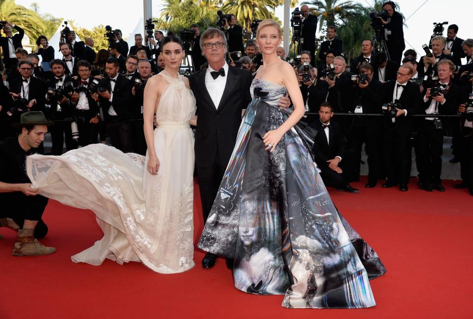 2015 wurden bei der Weltpremiere von "Carol" mehrere Frauen gebeten, den roten Teppich zu verlassen. Der einfache Grund: Sie hatten flache Schuhe an und wurden so der Cannes'schen Etikette nicht gerecht. Darunter seien auch ältere Frauen gewesen, die aus gesundheitlichen Gründen auf die hohen Hacken verzichteten. Die Hauptdarstellerinnen des Films, Rooney Mara (links) und Cate Blanchett, verdeckten ihr Schuhwerk indes gut. (Bild: Pascal Le Segretain/Getty Images)