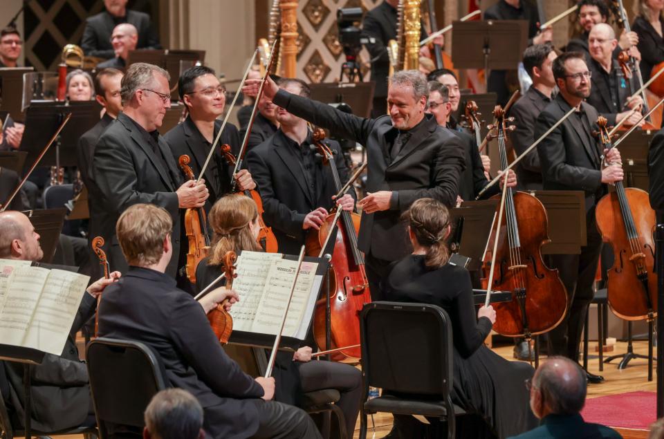 During the extended applause at the conclusion of Friday’s performance of Ravel’s “Daphnis and Chloe,” music director Louis Langrée singled out various sections of the Cincinnati Symphony Orchestra for special recognition.