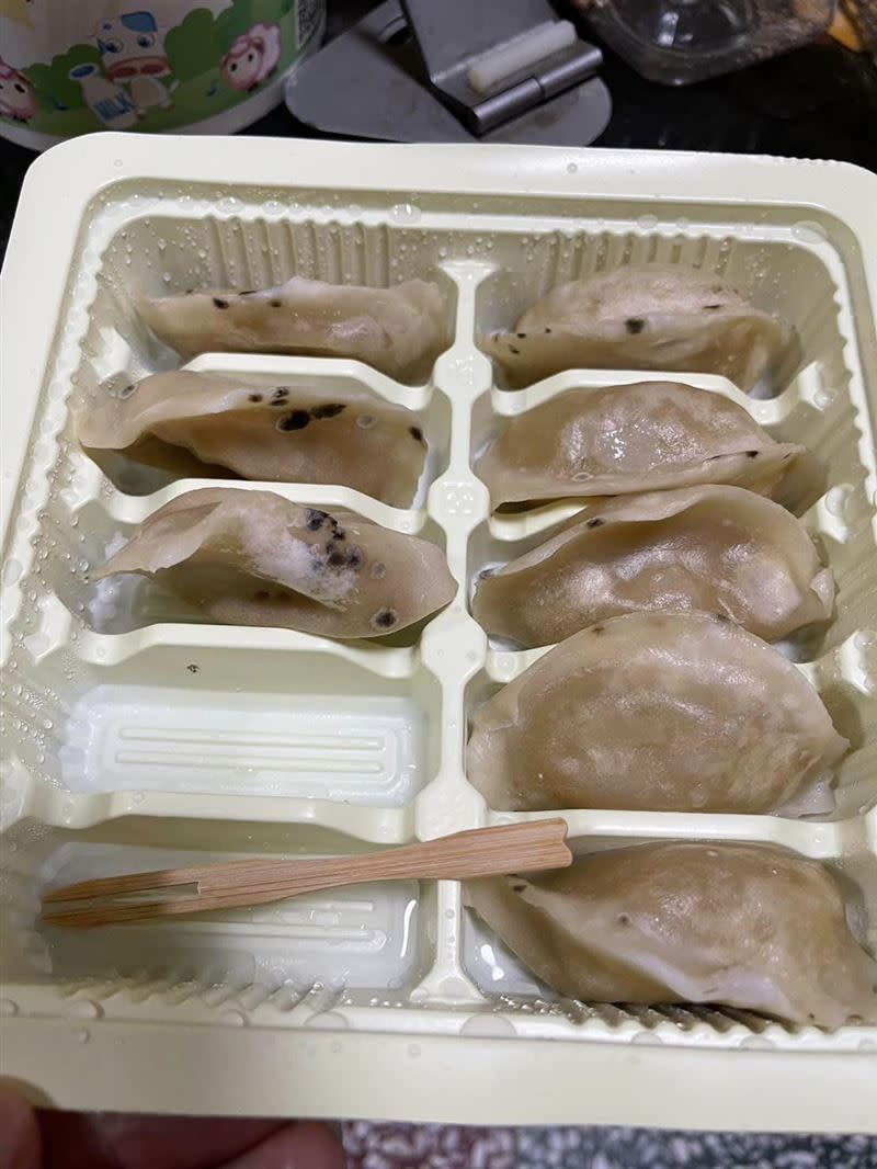 原PO家人發現超商水餃「布滿黑點」以為是黑松露口味，照吃2顆。（圖／翻攝自 爆料公社）