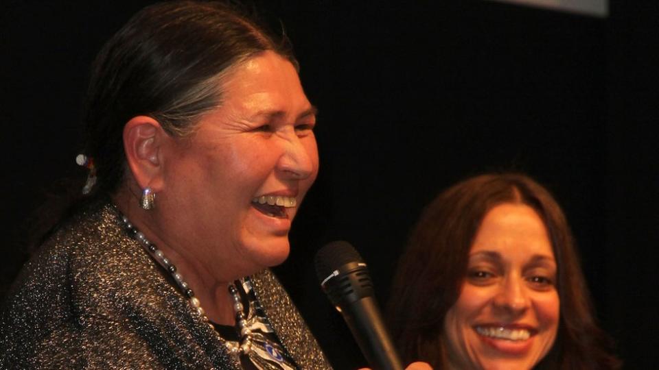 la activista y actriz Sacheen Littlefeather en primer plano, con fondo negro.