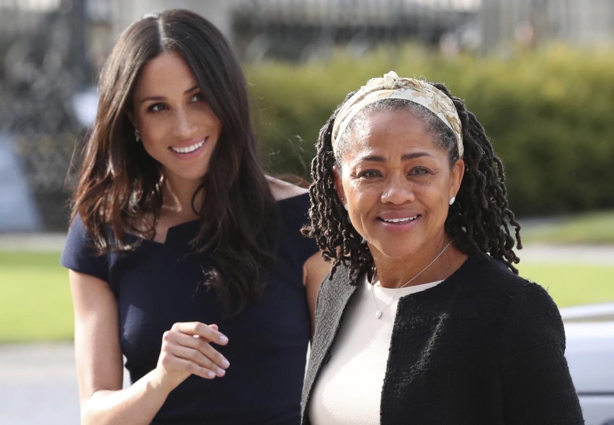 Herzogin Meghan (l.) und ihre Mutter Doria Ragland. (Bild: Steve Parsons/Pool Photo via AP Photo)