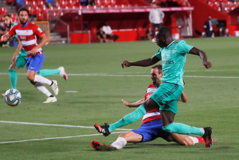 Foto del lunes del jugador del Real Madrid Ferland Mendy marcando el primer gol en el triunfo sobre Granada