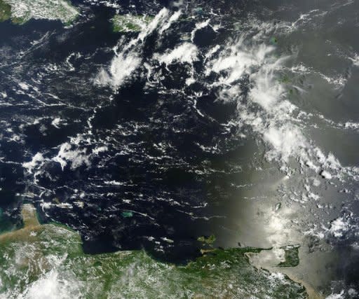TLa tormenta tropical "Isaac", la novena de la temporada de ciclones en el Atlántico, seguía el miércoles avanzando mejor organizada hacia las Antillas Menores y amenazando con transformarse en huracán el jueves, informó el Centro Nacional de Huracanes (CNH) de Estados Unidos. (AFP | ho)