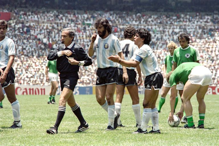 El árbitro Romulado Arppi Filho es seguido por Sergio Batista y Maradona en la final de México 86 