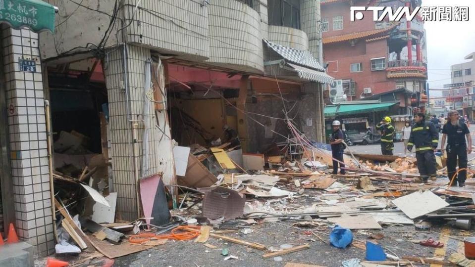 苗栗光復路南苗三角公園附近今天發生氣爆，造成3人嚴重燒燙傷。（圖／中央社、民眾提供）