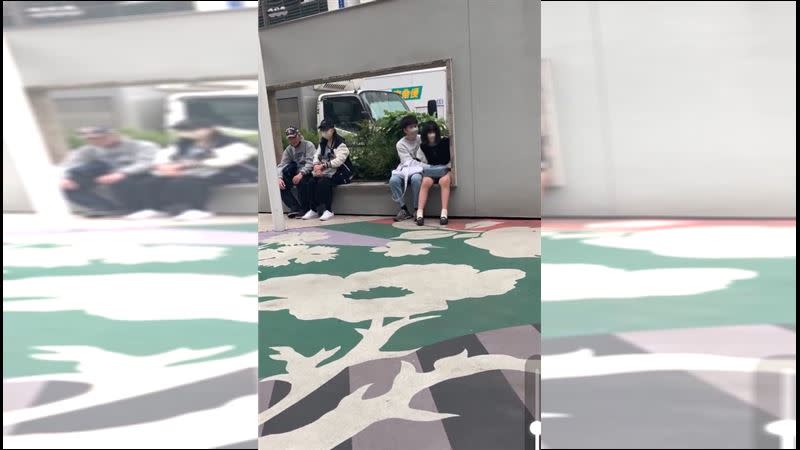 日本一對未成年情侶檔，疑似在新宿車站前互相安慰，被網友拍下PO上網路。（圖／翻攝X）