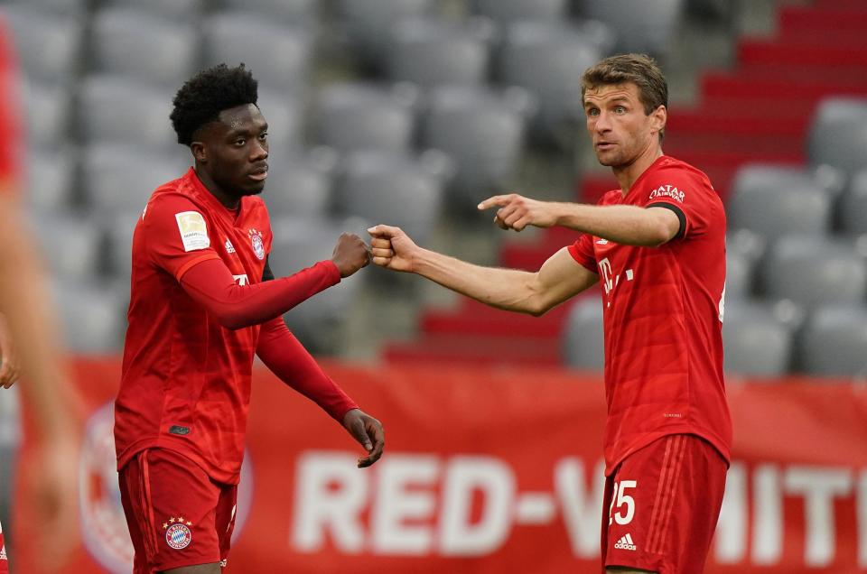 Wermutstropfen Corona: In Zeiten der Viruspandemie kann Fußball nur vor leeren Tribünen gespielt werden und ist das Jubeln nach einem Tor entsprechend verhaltener. Beides ist in diesem Bild zu sehen: Thomas Müller und FC-Bayern-Kollege Alphonso Davies "jubeln" nach einem Tor gegen Eintracht Frankfurt. (Bild: ddp images/star-images) 