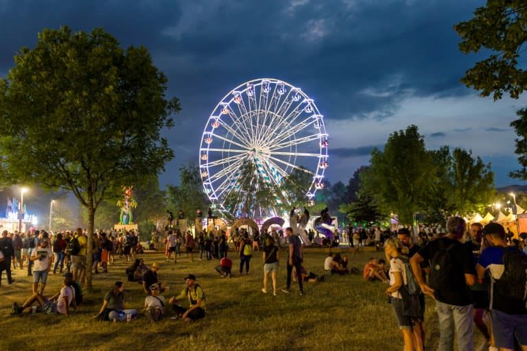 Des festivaliers passent devant le logo géant des Eurockéennes, le 29 juin 2023 à Sermamagny, dans le Territoire-de-Belfort (Jean-Christophe VERHAEGEN)