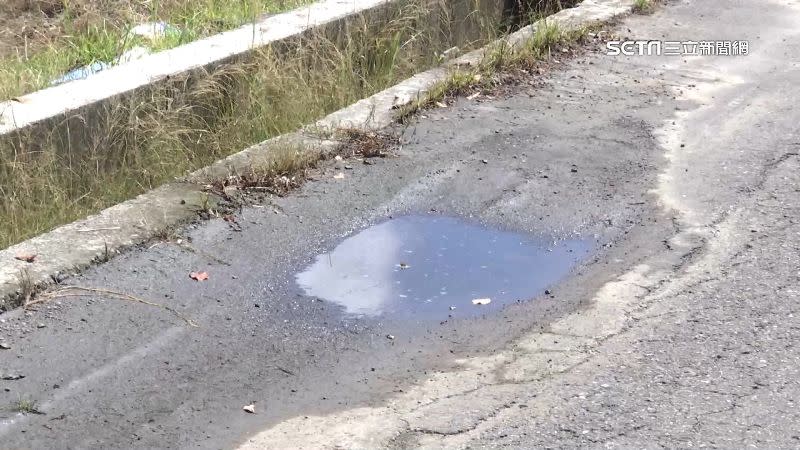 每遇下雨天，泥水就會流入凹陷處。