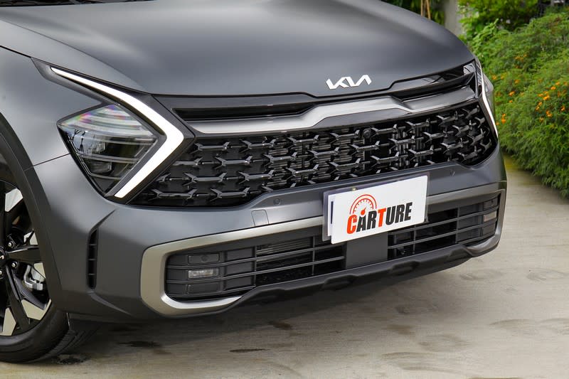 旋標造型LED日行燈隱隱勾勒出碩大的虎式造型水箱護罩，全新Kia識別Logo更讓車頭看來質感非凡。