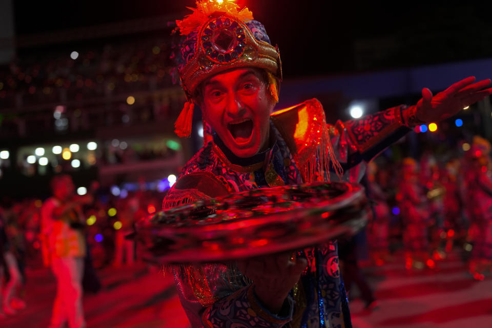 Un artistas de la escuela de samba Unidos da Tijuca desfila durante las celebraciones de Carnaval en el Sambódromo de Río de Janeiro, Brasil, el lunes 12 de febrero de 2024. (AP Foto/Silvia Izquierdo)