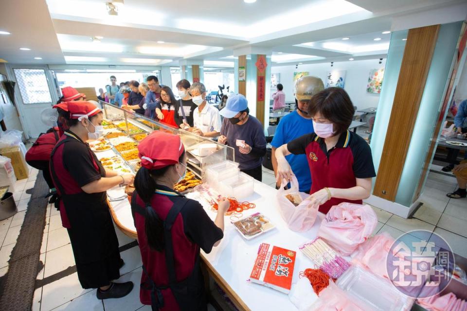 熱海排骨大王是花蓮第一家排骨飯，80年代首創16道配菜隨客挑選，被稱為花蓮鄉親的後廚房，每到用餐時間總是大排長龍。