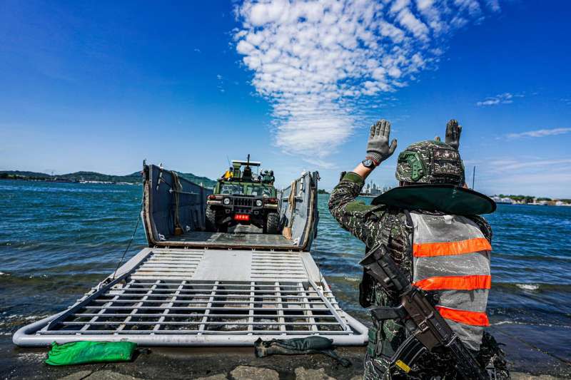 20210621-海軍司令部臉書21日發布陸戰66旅和151艦隊執行「輪型車輛裝載暨涉水訓練」畫面。（取自中華民國海軍臉書）