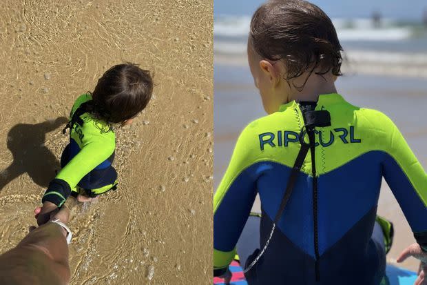 Le petit garçon semble déjà bien apprécier la mer.