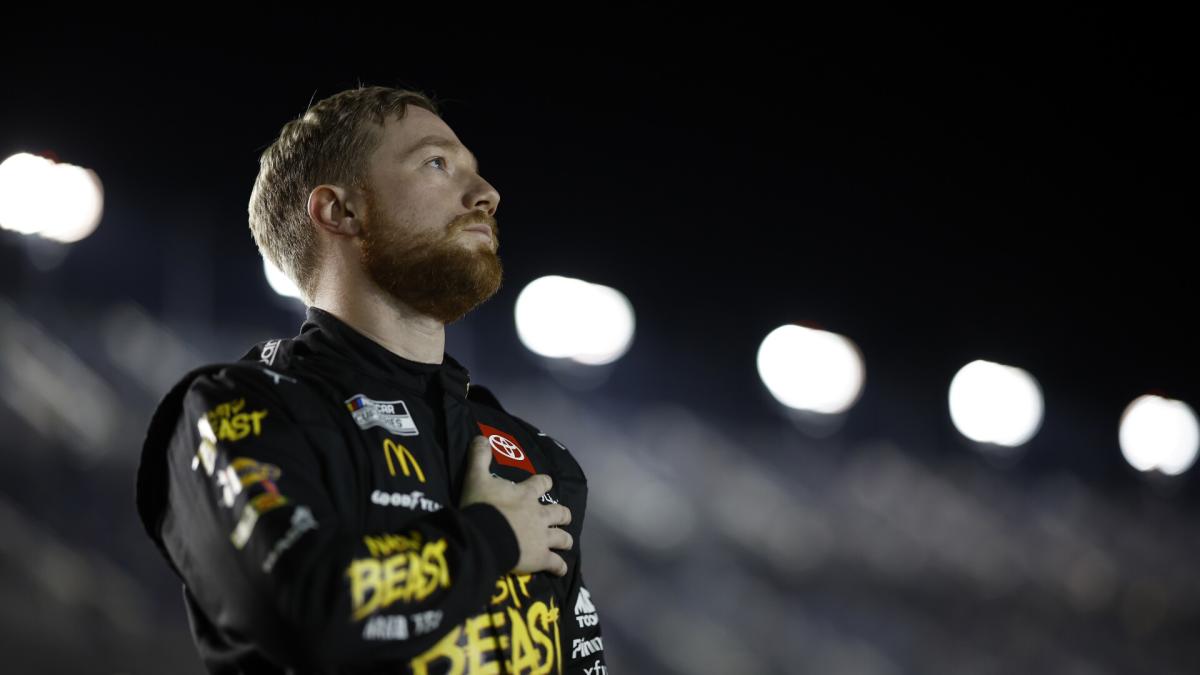 Tyler Reddick thắng cuộc đua Duel đầu tiên, Jimmie Johnson đủ điều kiện tham gia Daytona 500